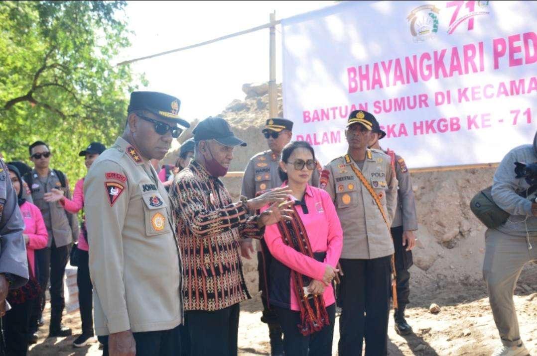 Ketum Bhayangkari Berikan Bantuan Kepada Anak Stunting di Desa Reruwairere