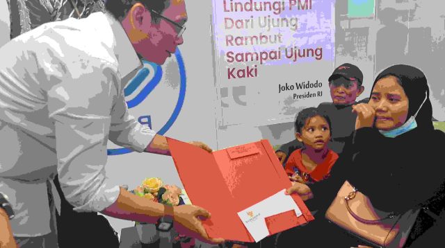 Pj.Bupati Bekasi dan Camat Cabangbungin Sambut Kepulangan TKW Aas binti Sajam