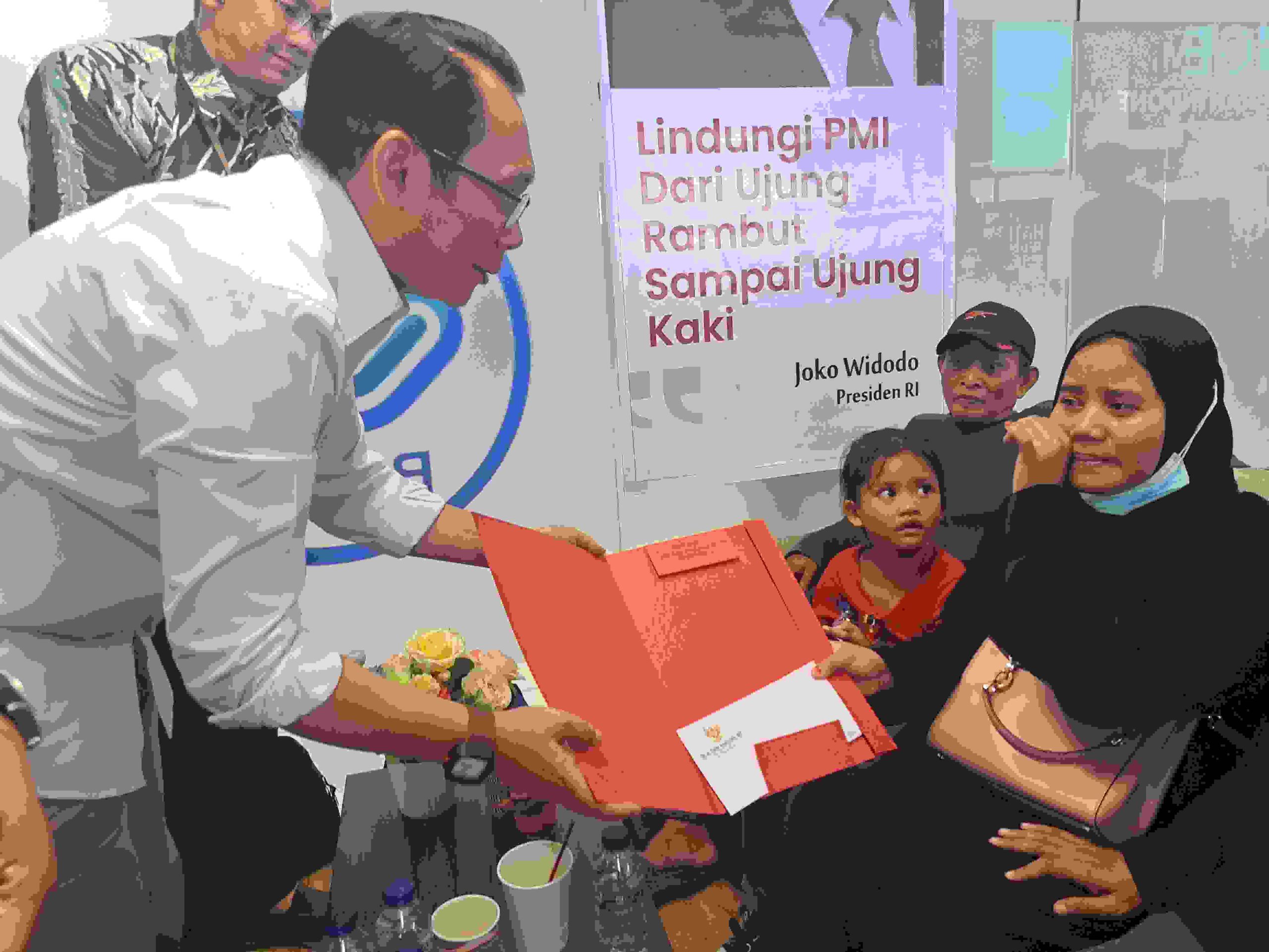 Pj.Bupati Bekasi dan Camat Cabangbungin Sambut Kepulangan TKW Aas binti Sajam