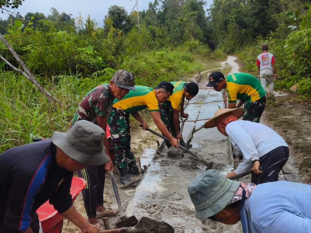 Satgas Pamtas RI-Malaysia Yonarmed 10 Ajak Warga Gotong Royong Bangun Jalan