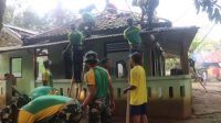 Yonif Mekanis 318 Kostrad Bersama Warga Bangun Masjid