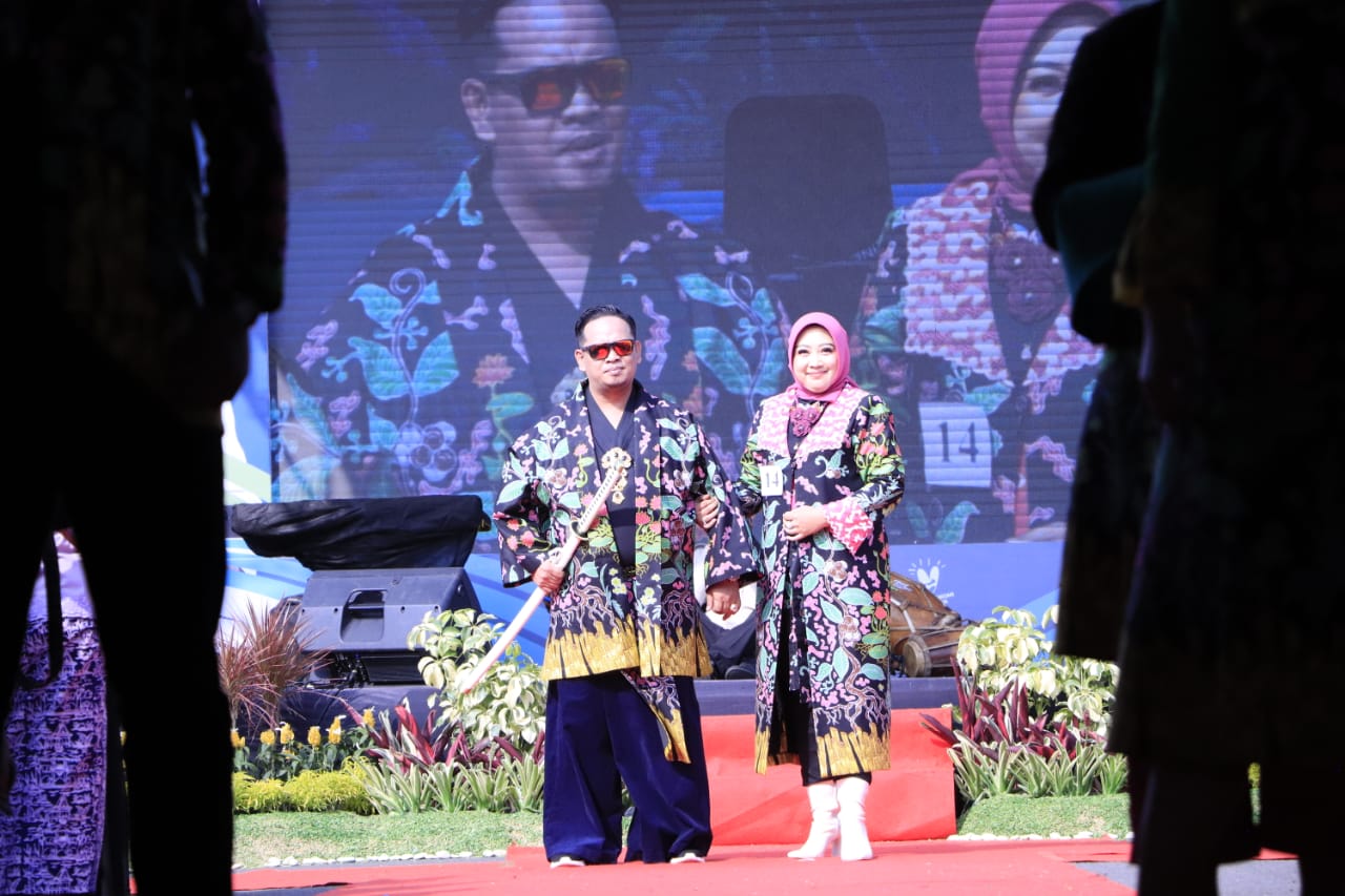 Meriahkan Hari Koperasi ke-76, Pemkab Bekasi Gelar Lomba Fashion Show Batik Bekasi