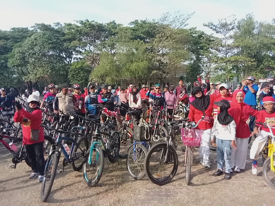 CAMAT KARANG BAHAGIA LEPAS GOES SEPEDA SANTAI MEMERIAHKAN HUT RI KE 78 DAN HARI JADI KAB BEKASI KE 73