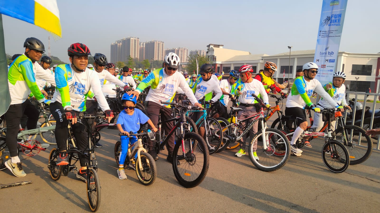 Ribuan Pesepeda Tumpah Ruah Semarakan Fun Bike Hari Jadi Kabupaten Bekasi ke-73