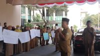 Puluhan Guru Honor Agama Islam Grudug Kantor Bupati Bekasi