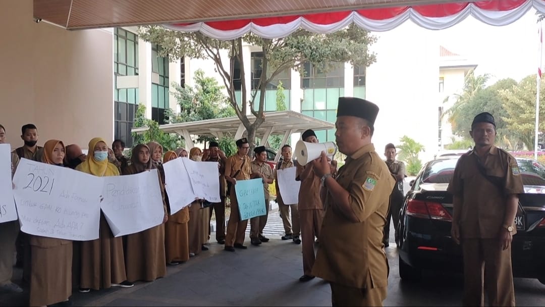 Puluhan Guru Honor Agama Islam Grudug Kantor Bupati Bekasi