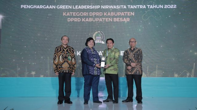 BN Holik Qodratullah Ketua DPRD Kabupaten Bekasi Terima Penghargaan Nirwasita Tantra Green Leadership Tahun 2022 dari KLHK RI