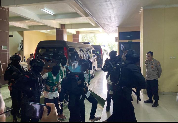 Satbrimob Polda Banten menerjunkan Puluhan Personel mengawal pemindahan Narapidana