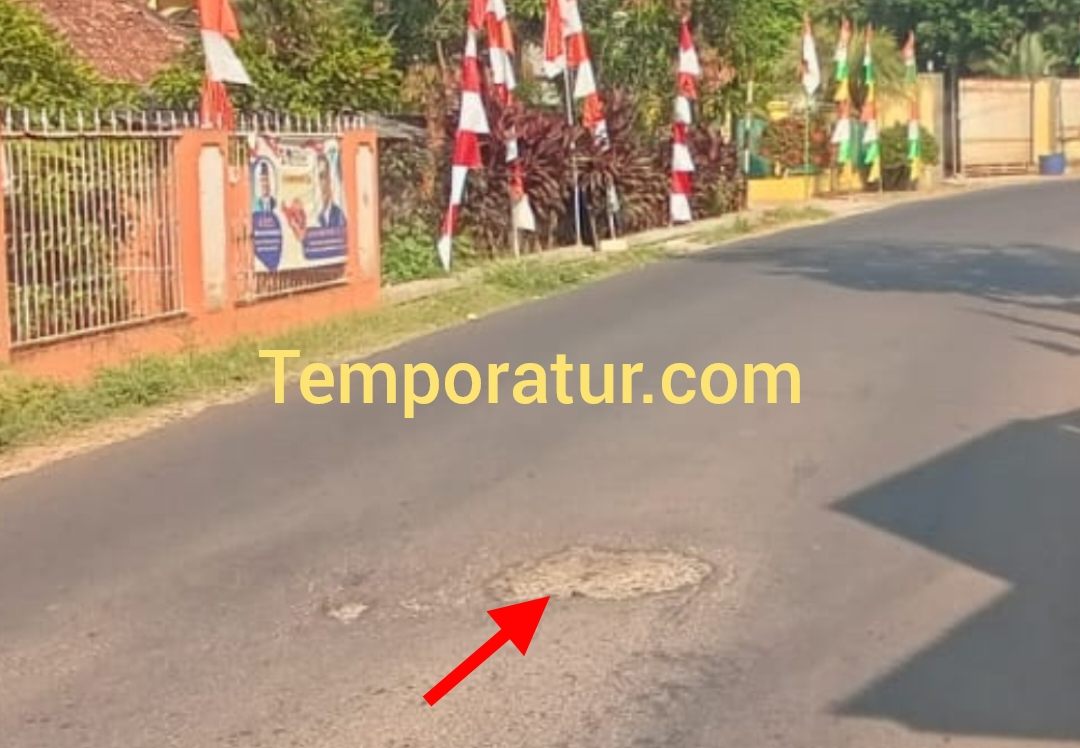 Belum 1 tahun dikerjakan, proyek peningkatan jalan Cibungur -Dangdeur Baru Kab.Purwakarta rusak dan berlubang