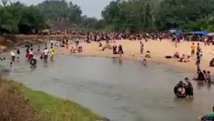 Keterangan gambar : Suasana ramai pengunjung wisata pantai Jinglong