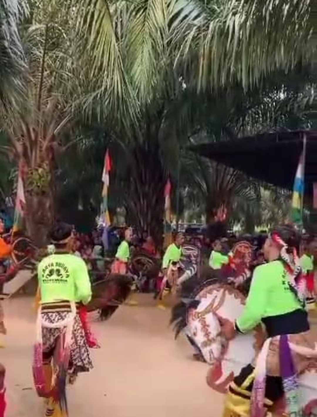 Keterangan gamabar : Gelar Senibudaya Jaran Kepang (Kuda Lumping) di Wisata Pantai Jingong