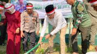 Program “Polri Lestarikan Negeri Penghijauan Sejak Dini Peran Penting Kapolsek Cabangbungin AKP Wisnu Wardana dan Camat Cabangbungin Asep Buchori S, SKM, M.Kes, M.Si, M.IP