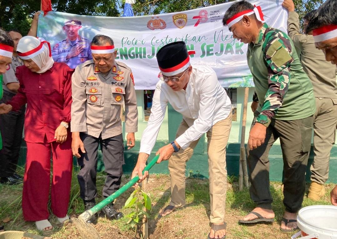Program “Polri Lestarikan Negeri Penghijauan Sejak Dini Peran Penting Kapolsek Cabangbungin AKP Wisnu Wardana dan Camat Cabangbungin Asep Buchori S, SKM, M.Kes, M.Si, M.IP