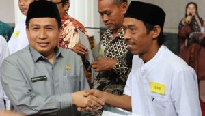 Keterangan gambar : Ketua DPRD Kabupaten Bekasi, BN.Holik Qhodratullah secara simbolis memberikan wakaf ke 200 Nazir