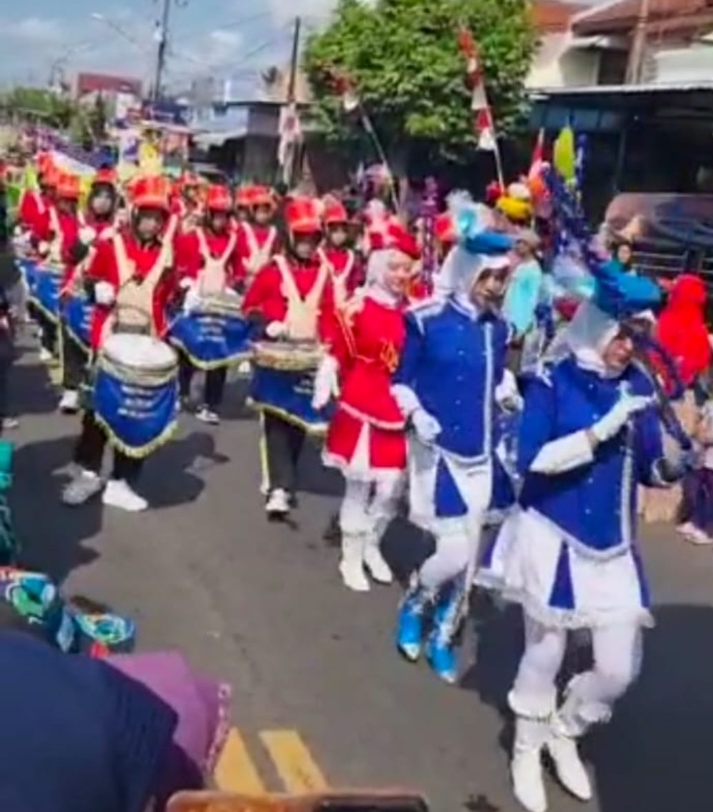 Warga Kuntili Gadog Memeriahkan Karnaval HUT RI Ke – 78, Sumpiuh Kabupaten Banyumas