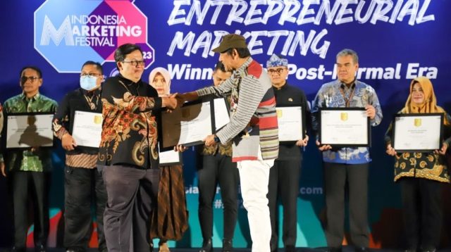 RSUD Kabupatan Bekasi dan dua OPD mendapatkan Penghargaan Public Sevices Award Of The Year Jawa Barat 2023