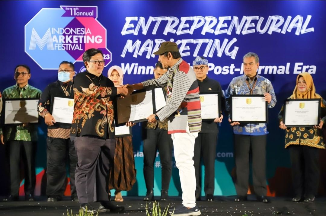 RSUD Kabupatan Bekasi dan dua OPD mendapatkan Penghargaan Public Sevices Award Of The Year Jawa Barat 2023