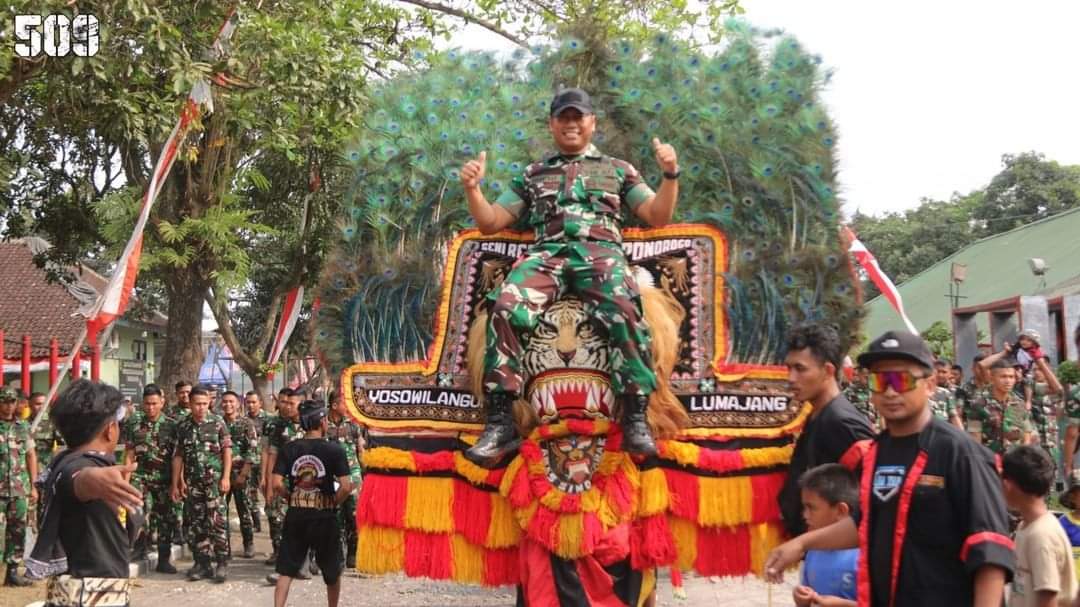 HUT Ke-76 Yonif Raider 509 Kostrad Dimeriahkan Atraksi  Reog Ponorogo