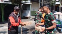 Jum’at Berkah, Prajurit Yonarmed 1 Kostrad Berbagi Jum’at Berkah, Prajurit Yonarmed 1 Kostrad Berbagi