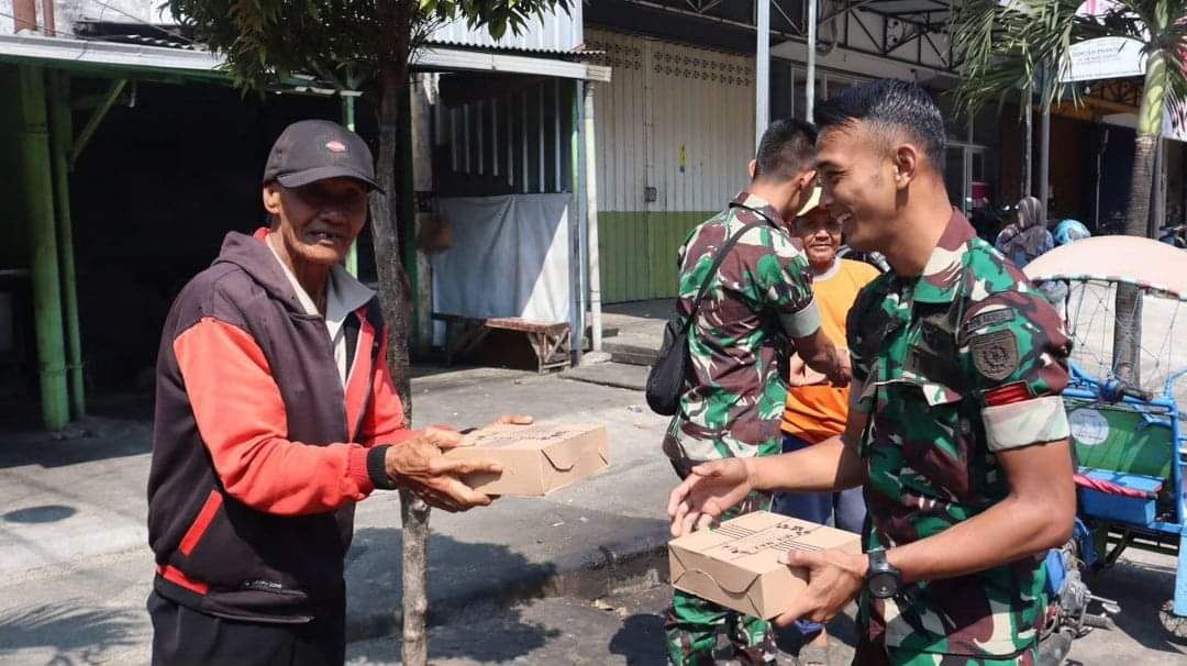 Jum’at Berkah, Prajurit Yonarmed 1 Kostrad Berbagi