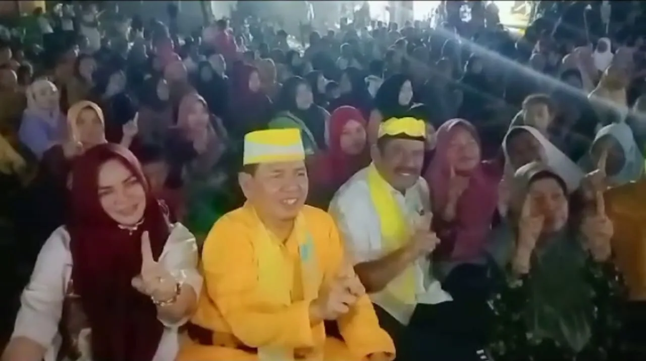 Ribuan Warga Kalijaya Saksikan H.Akhmad Marjuki Didaluat Menjadi Pembina Topeng Betawi Bekasi