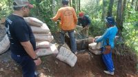 Jalan di 3 Desa Kecamatan Kampak Trenggalek Diperbaiki Oleh PT SMN dan Warga Secara Bergotongroyong