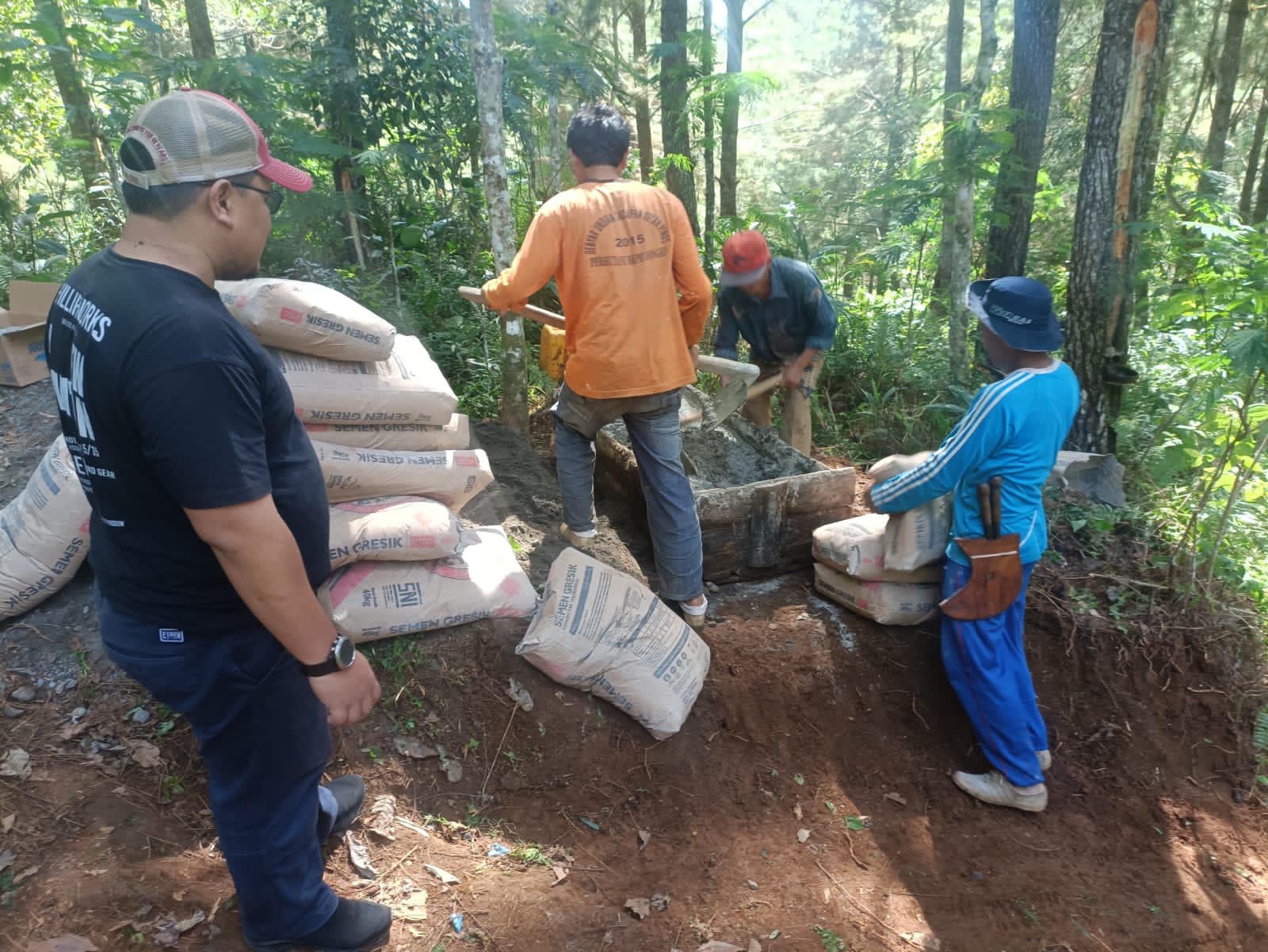 Jalan di 3 Desa Kecamatan Kampak Trenggalek Diperbaiki Oleh PT SMN dan Warga Secara Bergotongroyong