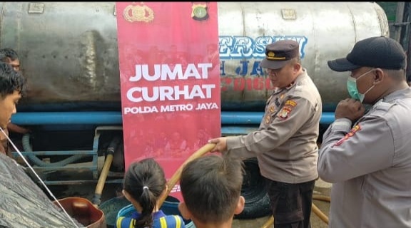 Polsek Sunda Kelapa dan Dermawan Berikan Bantuan Air Bersih Kepada Warga Muara Angke