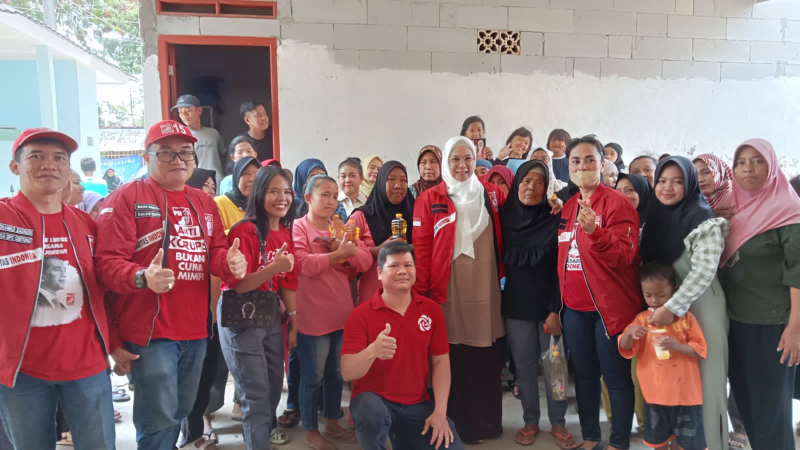 PSI Gelar Tebus Murah Minyak Murah di Pantai Mekar Muara Gembong