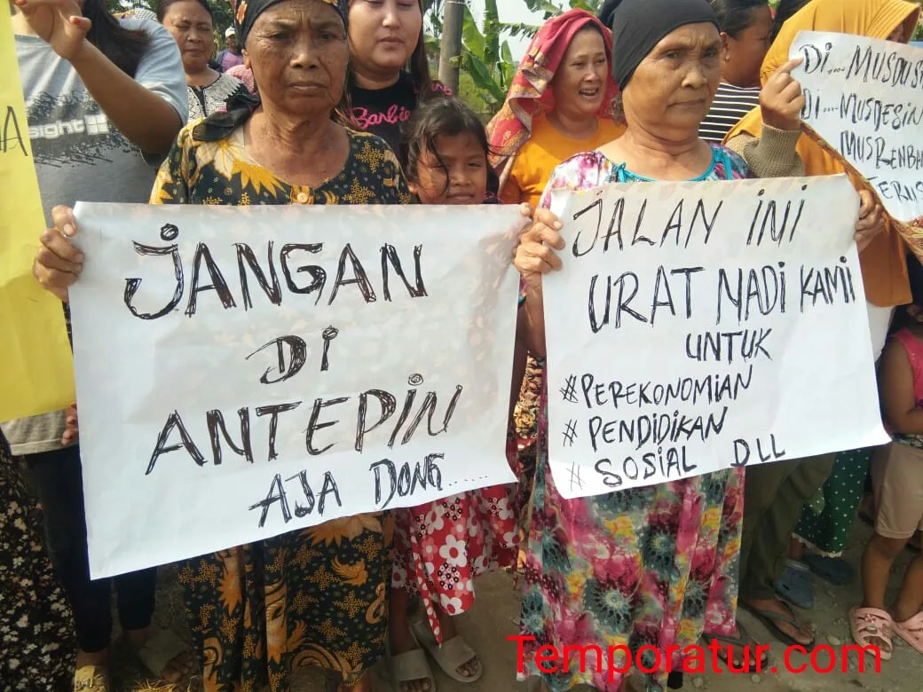 Puluhan Warga Desa Sukadarma Gelar Aksi Demo Agar Ada Perbaikan Jalan Rusak dan Berlubang