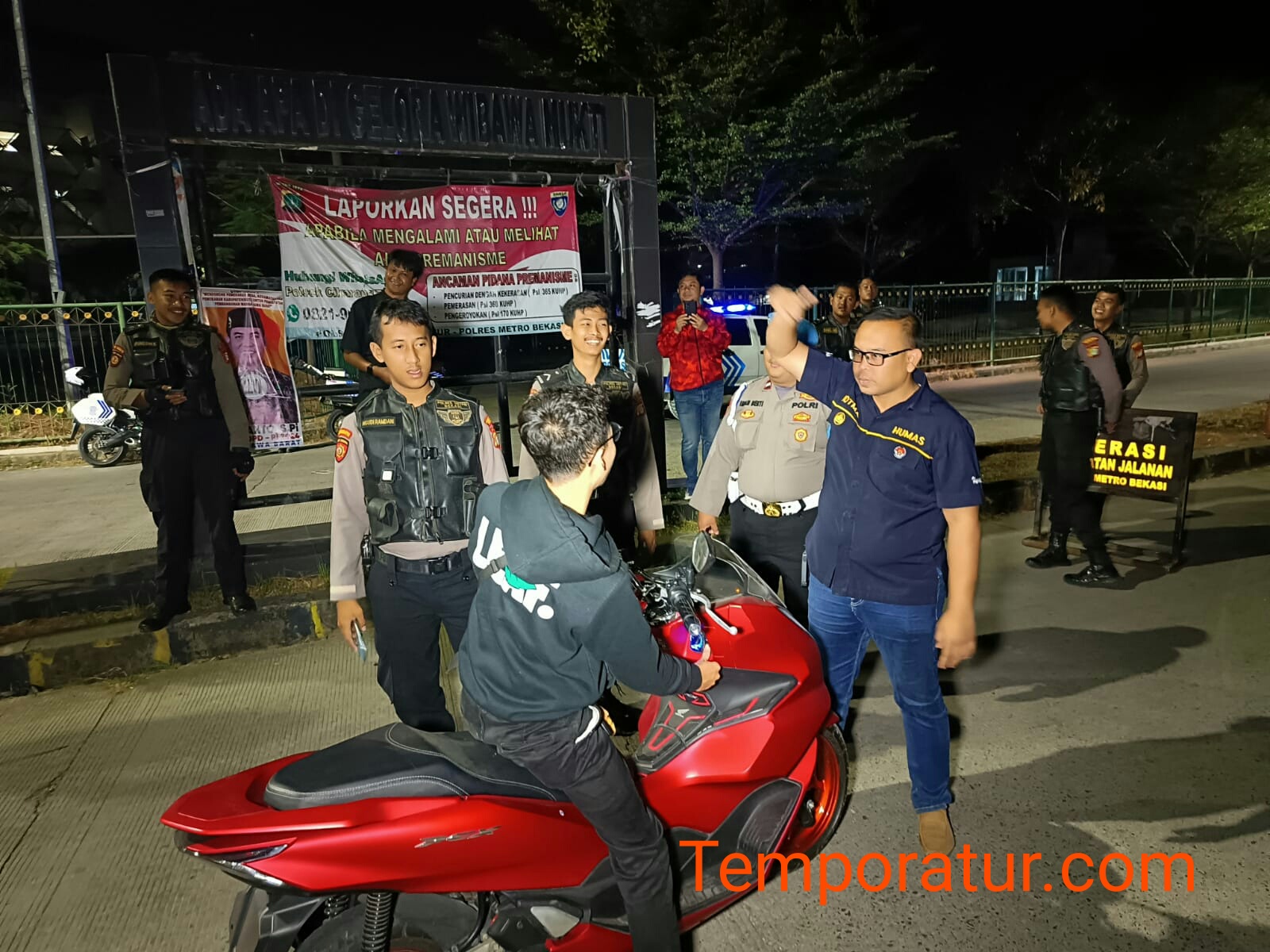 Gelar Operasi Kejahatan Jalanan dan Patroli Mobile, Polres Metro Bekasi gencar berikan Himbauan Kamtibmas Serta Tertib Berlalulintas Kepada Pengguna Jalan