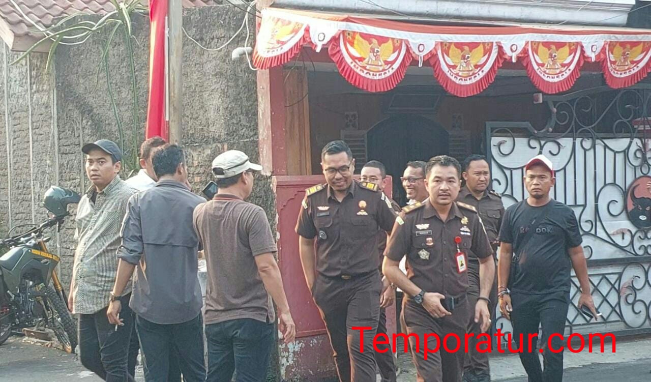 Tim Kejari Datangi Kediaman Oknum Pimpinan DPRD Kabupaten Bekasi Yang Mangkir Dari Panggilan Ke Tiga