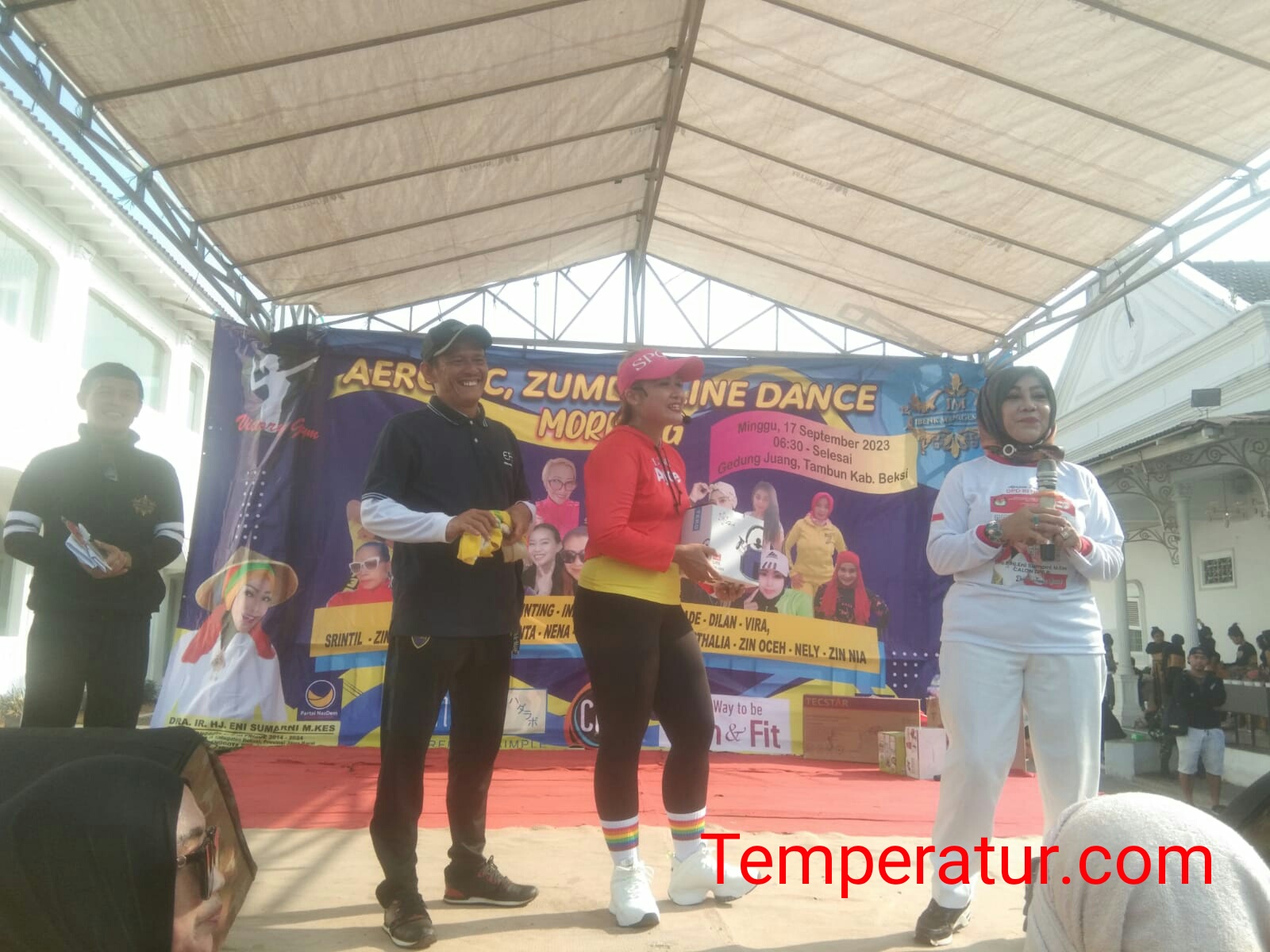 Anggota DPD RI Asal Jawa Barat, Dra. Hj. Eni Sumarni. MKes Gelar Senam Sehat Bareng Ratusan Emak-emak di Gedung Juang 45 Tambun