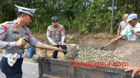 Polres PALI Melalui Polsek Talang Ubi Sigap Menimbun Jalan Merdeka Dikelurahan Talang ubi