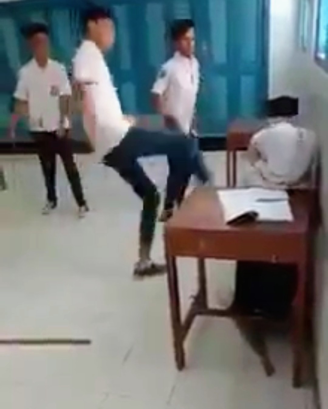 Lagi, Aksi Perundungan Kembali Terjadi! Kali Ini 3 Siswa Aniaya Siswi Berjilbab