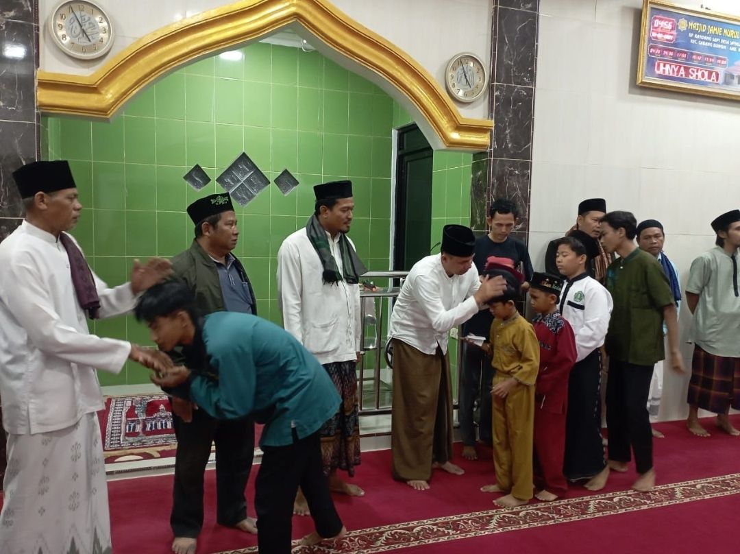 Subling Setiap Jumat Subuh Camat Cabangbungin Kabupaten Bekasi Berbagi Kasih dengan Anak Yatim