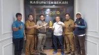 PSSI Kabupaten Bekasi Serahkan Piala Menpora RI Ke Kadisbudpora