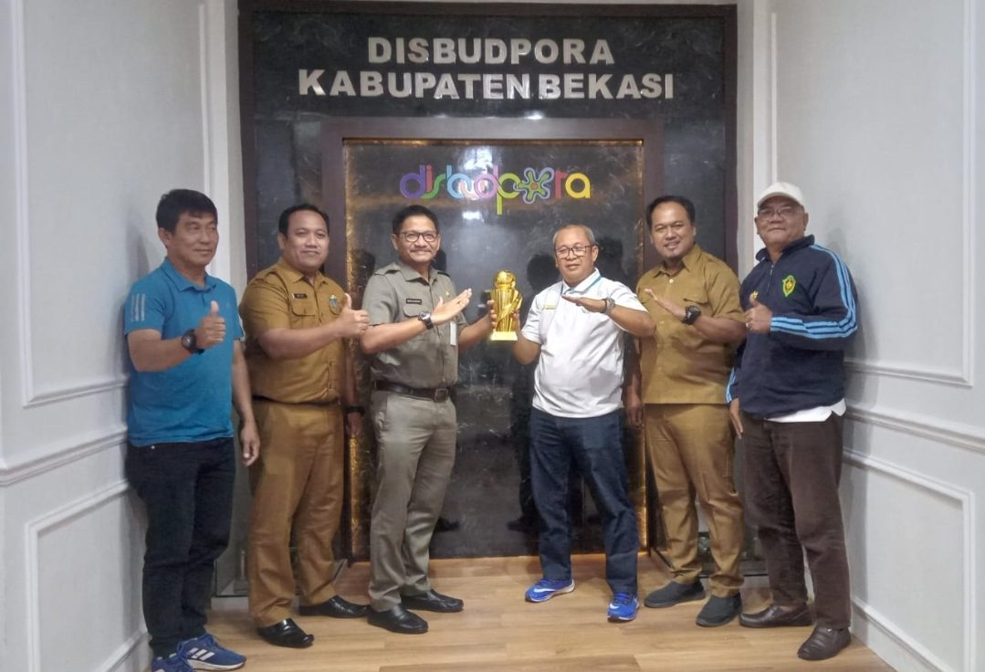 PSSI Kabupaten Bekasi Serahkan Piala Menpora RI Ke Kadisbudpora