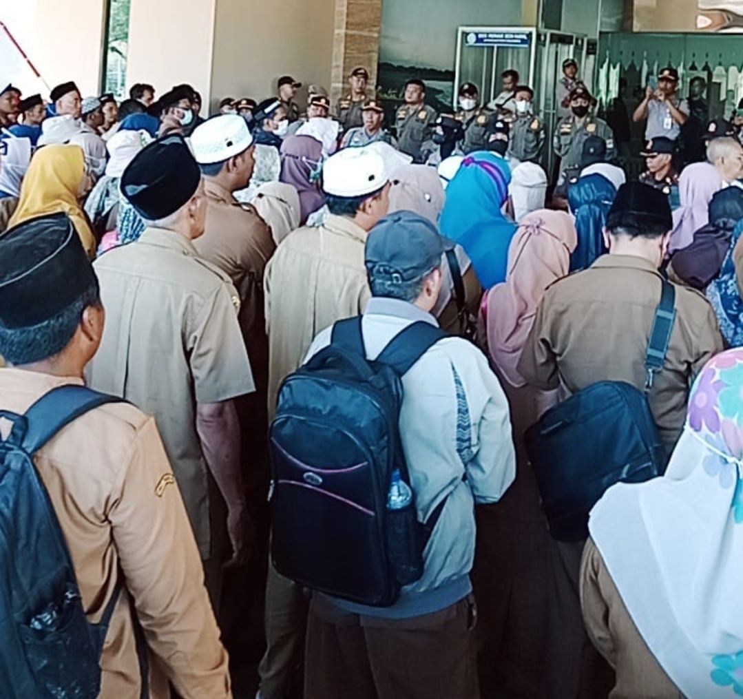 PJ.Bupati Bekasi Dani Ramdan Merespon Aspirasi Aksi Demonstrasi Guru Honor Pendidikan Agama Islam