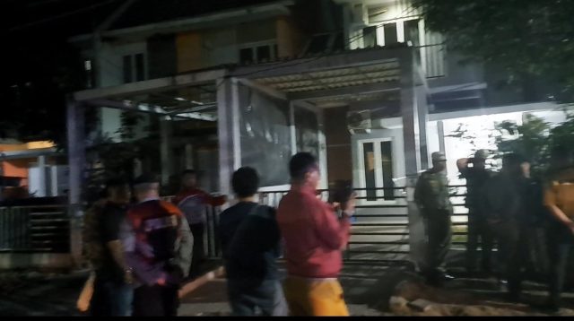 Pembukaan Gembok Rumah Dilakukan oleh Kuasa Hukum H.Abdul Malik dalam Menanggapi Somasi