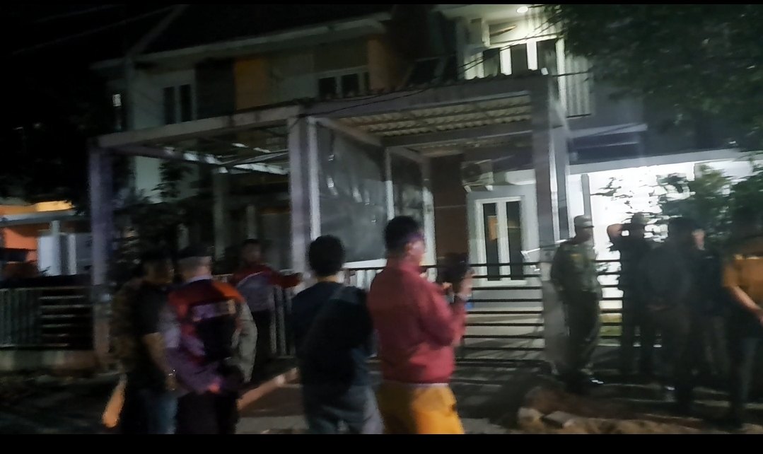 Pembukaan Gembok Rumah Dilakukan oleh Kuasa Hukum H.Abdul Malik dalam Menanggapi Somasi