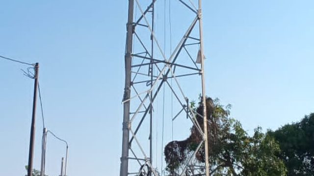 Pembangunan tower portelindo menuai warga setempat dengan pembagian kompensasi seratus ribu perkeluarga