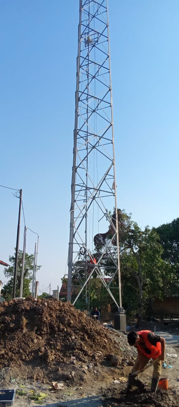 Pembangunan tower portelindo menuai warga setempat dengan pembagian kompensasi seratus ribu perkeluarga