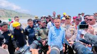 Tinjau Kondisi Sampah di Pantai Cibutun Sukabumi, Bey Machmudin: Penting Pencegahan dari Hulu