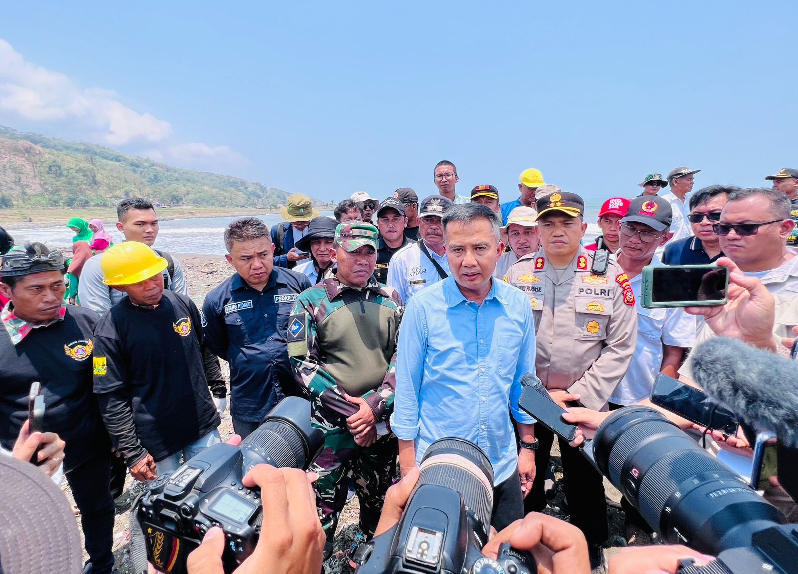 Tinjau Kondisi Sampah di Pantai Cibutun Sukabumi, Bey Machmudin: Penting Pencegahan dari Hulu