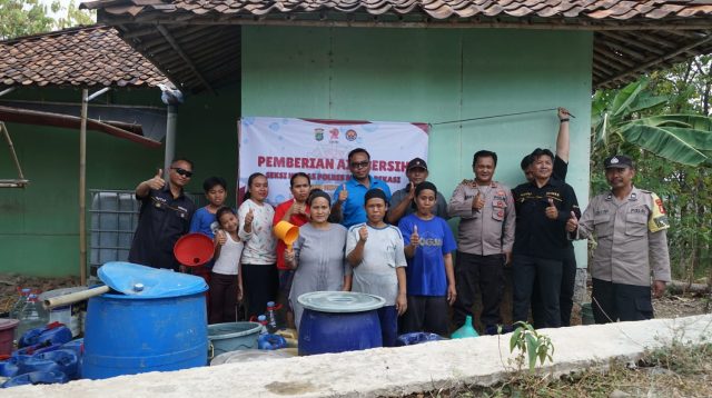 HUT Humas Polri Ke-72: Humas Polres Metro Bekasi Berikan 15.000 Liter Air Bersih Kepada Masyarakat Terdampak Kemarau