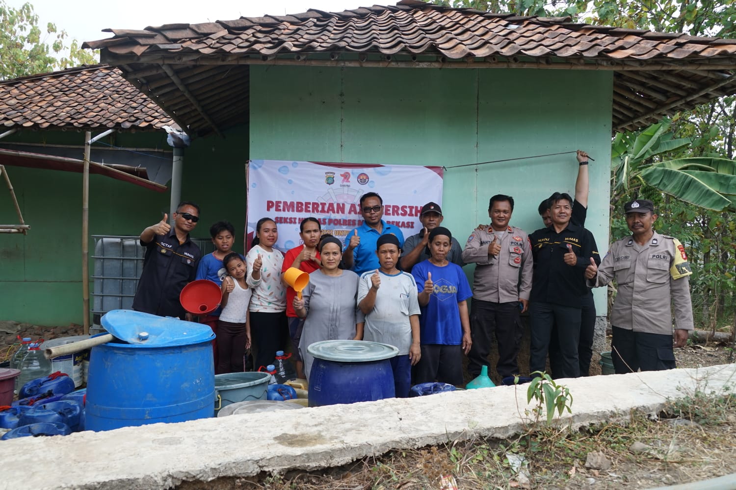 HUT Humas Polri Ke-72: Humas Polres Metro Bekasi Berikan 15.000 Liter Air Bersih Kepada Masyarakat Terdampak Kemarau