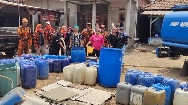 Mengalami Kekeringan Warga Cibarusah Terima Bantuan Air Bersih dari Pemuda Pancasila Kabupaten Bekasi