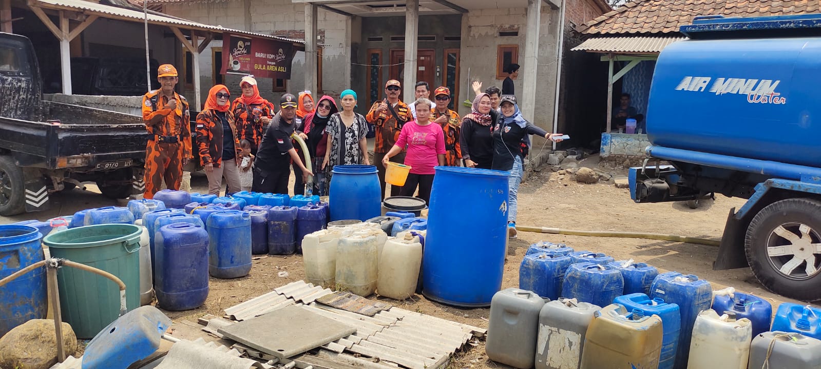 Mengalami Kekeringan Warga Cibarusah Terima Bantuan Air Bersih dari Pemuda Pancasila Kabupaten Bekasi