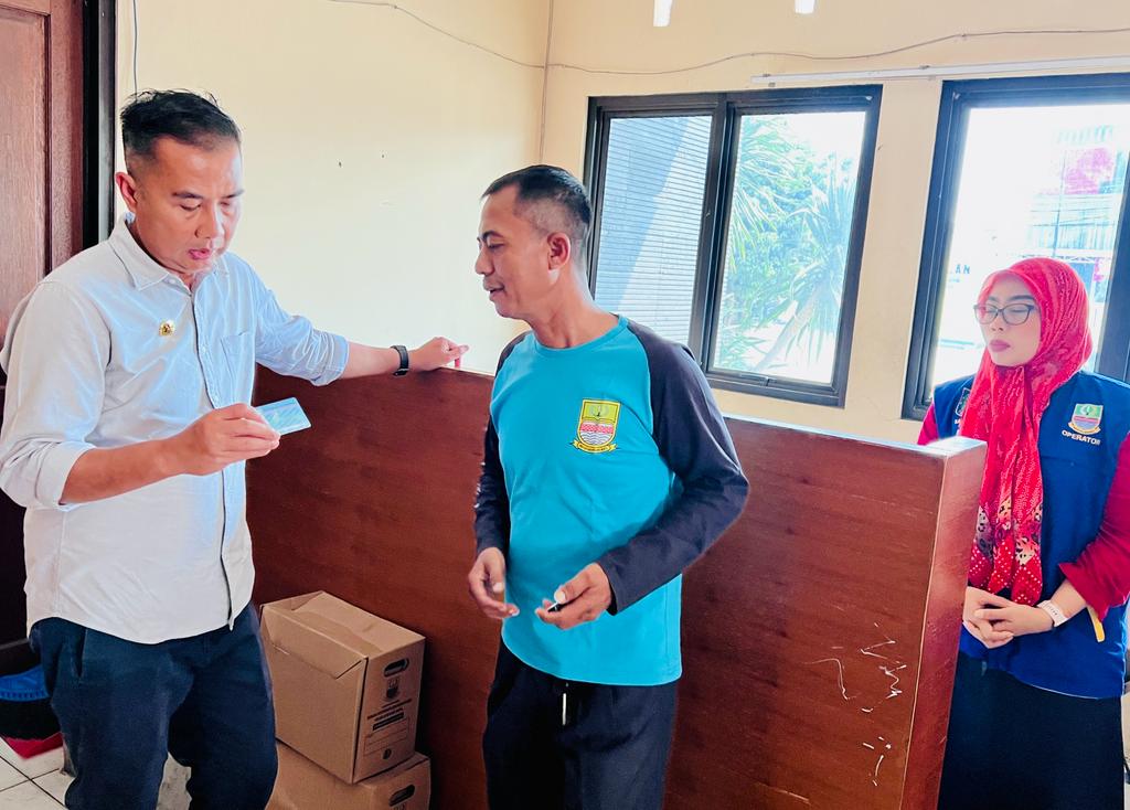 Bey Machmudin Sidak Kantor Kecamatan Babelan Pastikan Penyaluran Bantuan Air Bersih